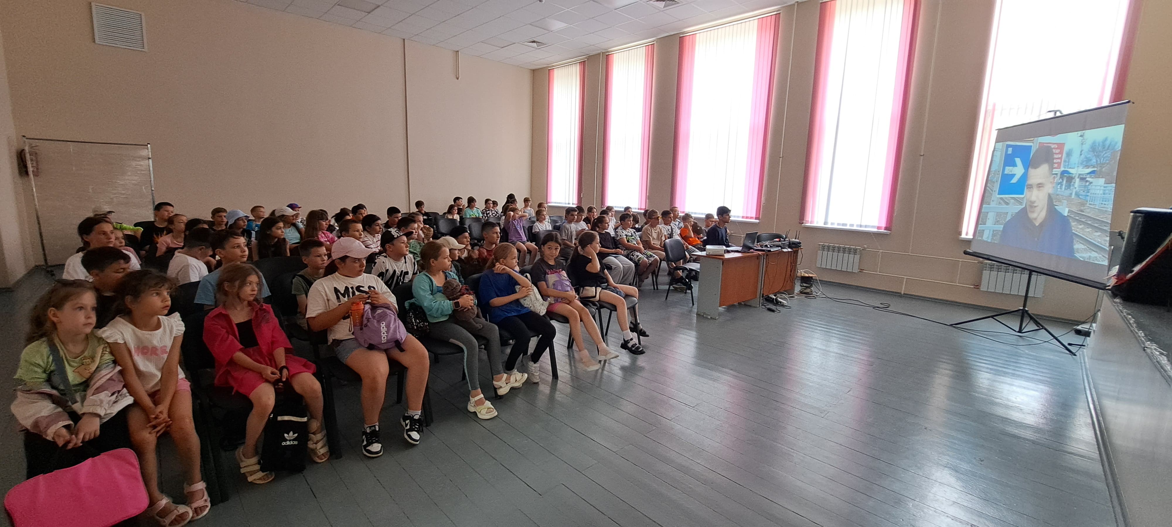 «Железная дорога – зона повышенной опасности» и «Правила безопасного поведения детей на железнодорожном транспорте».