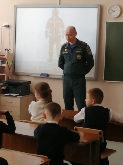 «Тем, кто службу несет в МЧС».
